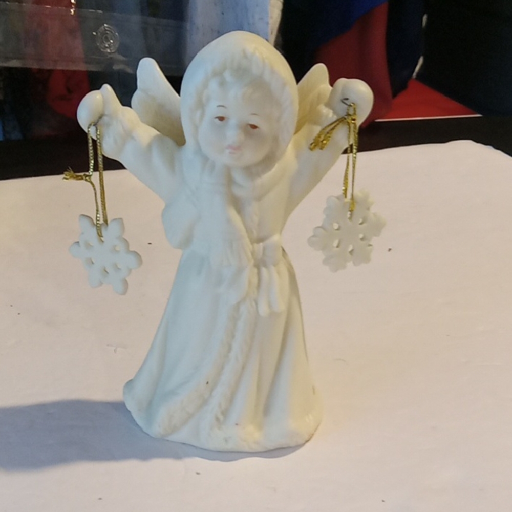 Angel Figurines Holding Ornaments Set Of 3 Ceramic - Picture 4 of 4